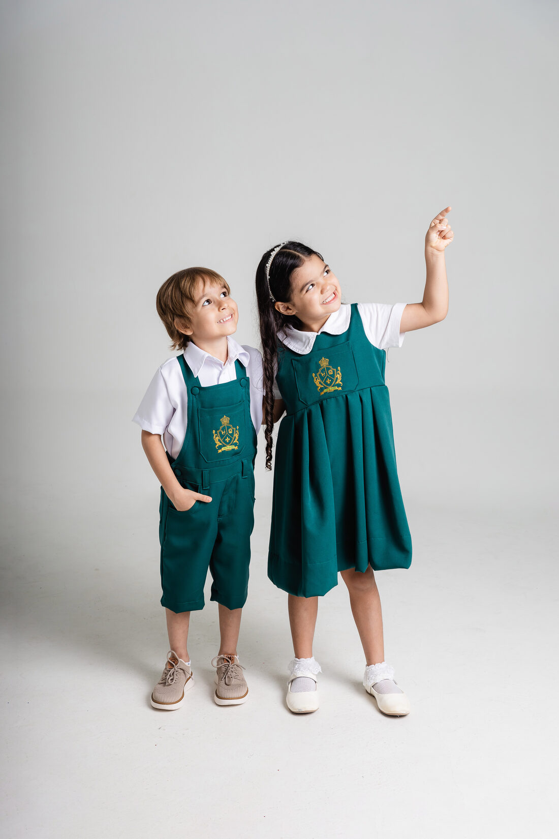 Alunos apontando para o alto, representando o futuro Ensino Fundamental