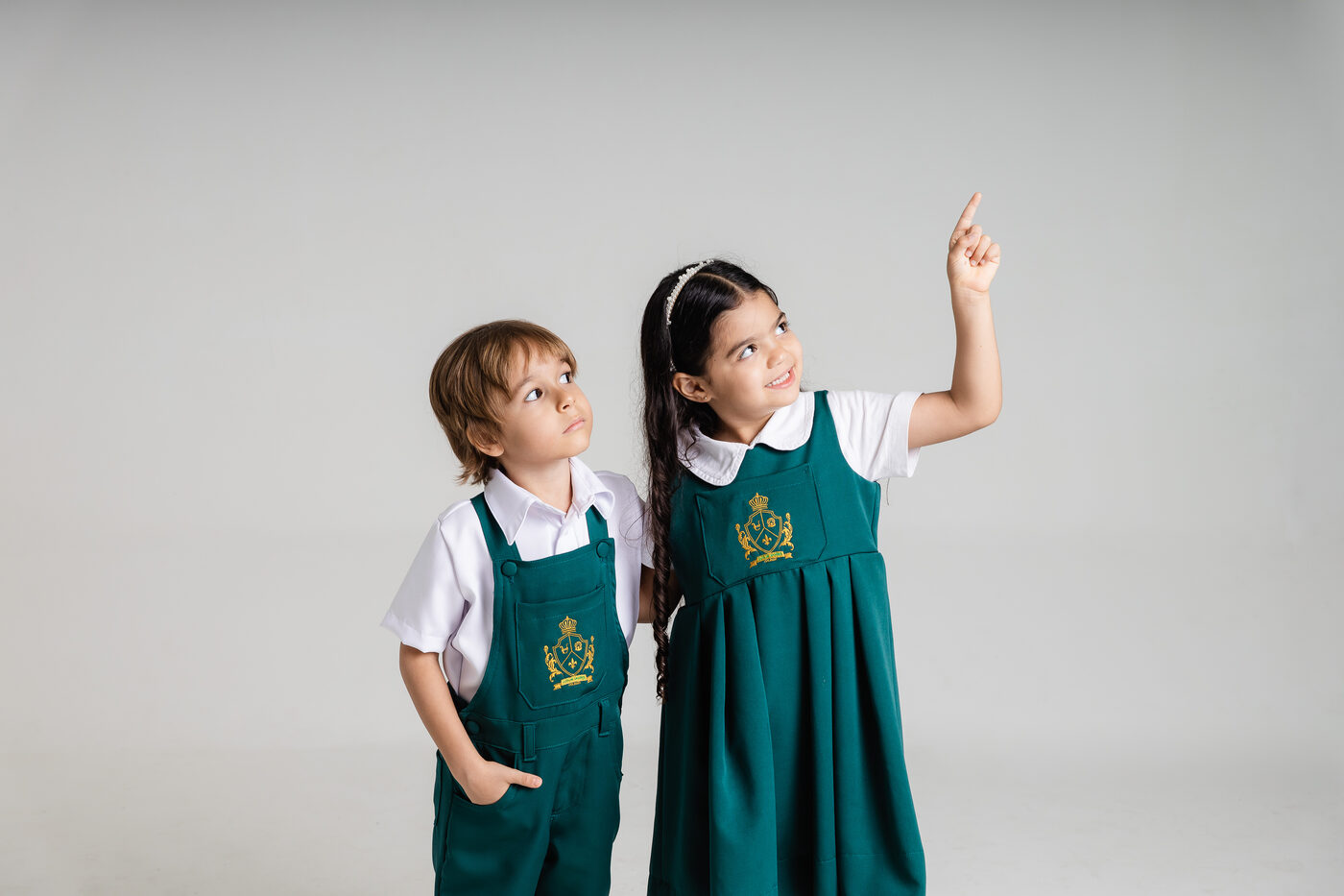Alunos do colégio apontando para o alto, simbolizando o futuro