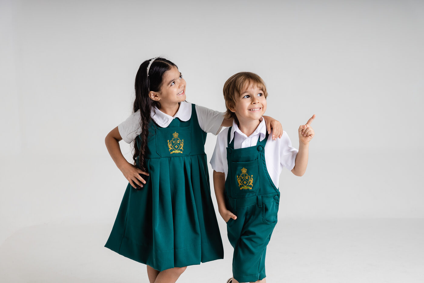 Alunos do colégio em foto de estúdio