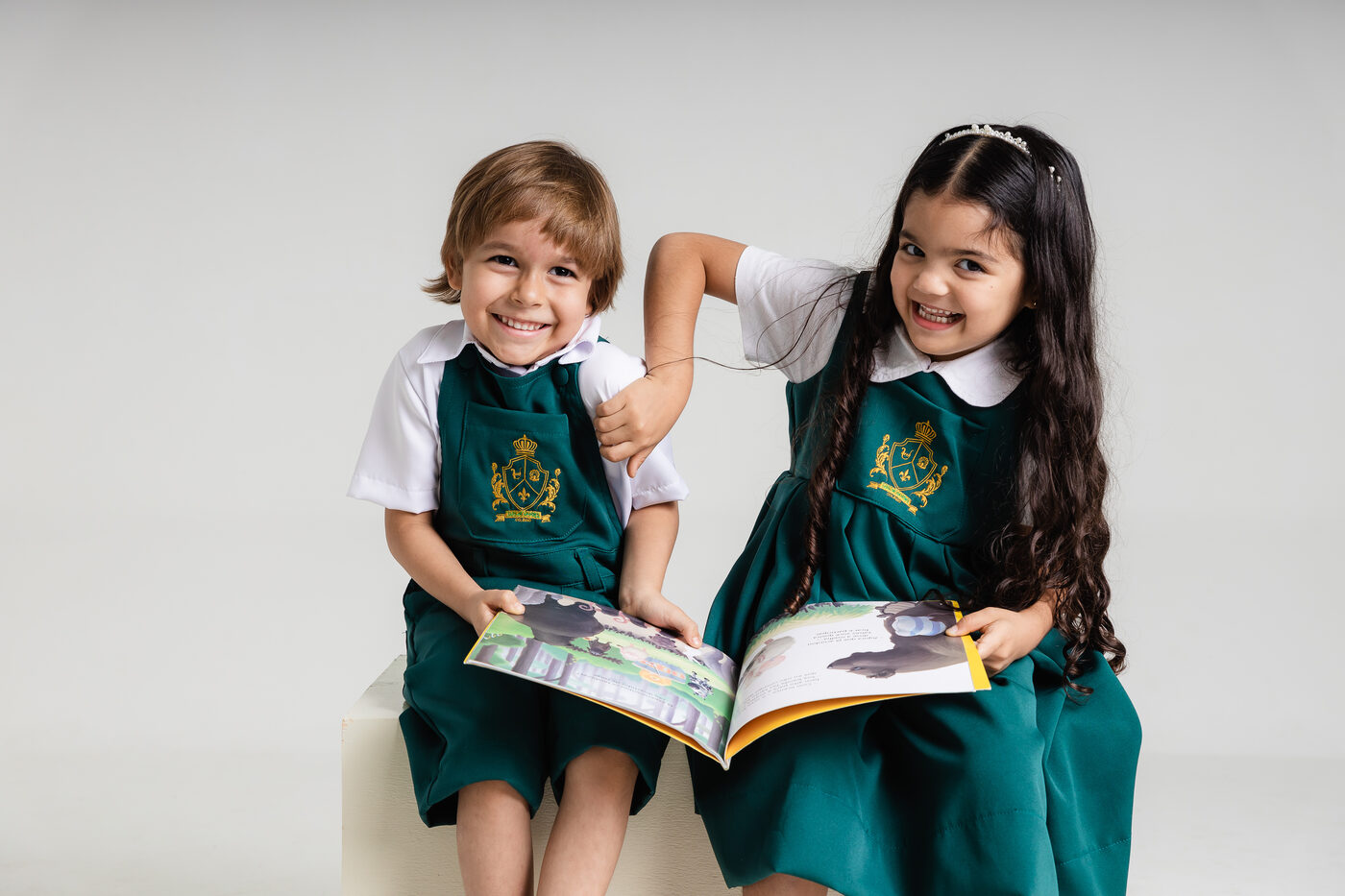 Crianças ouvindo histórias com um livro