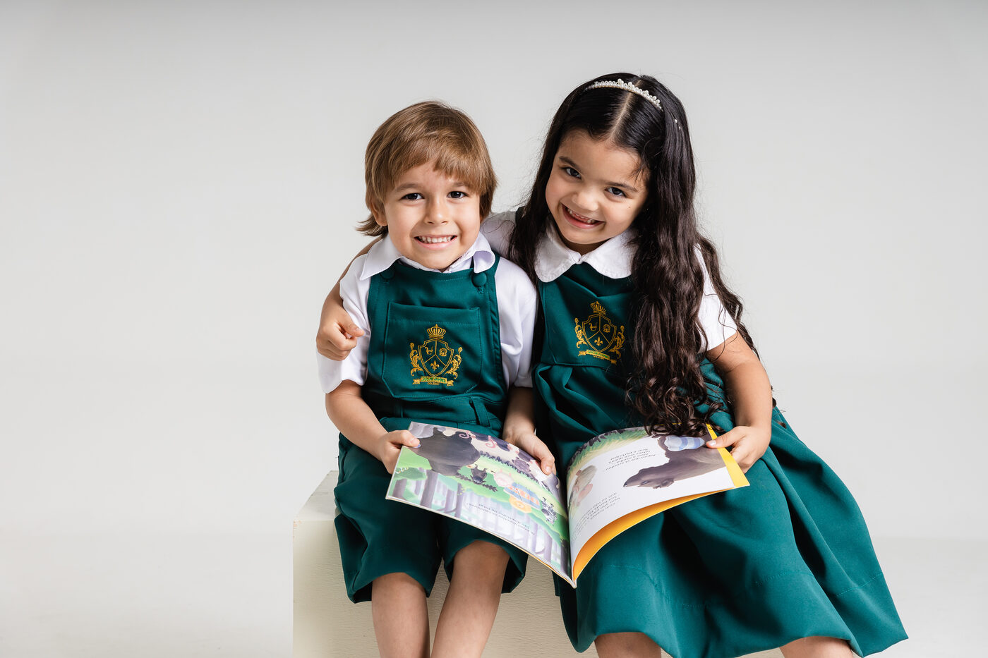 Alunos lendo um livro ilustrado juntos