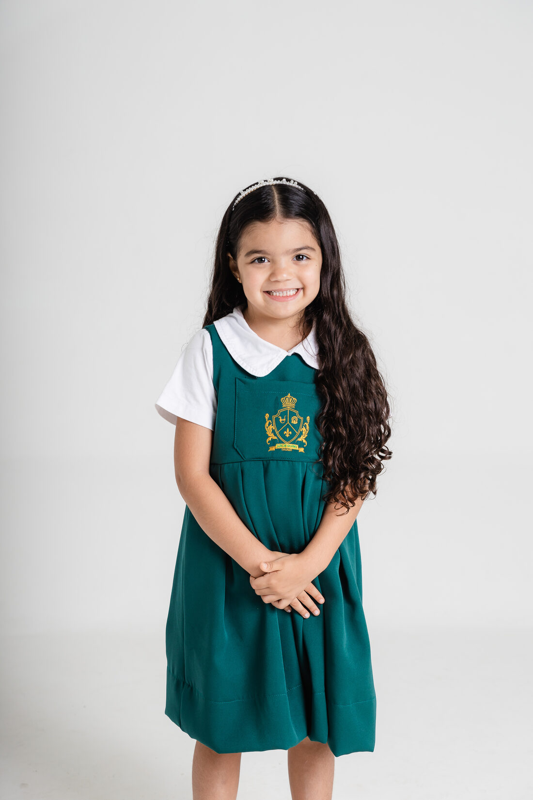 Aluna da Educação Infantil com o uniforme verde do Colégio Luís de Camões