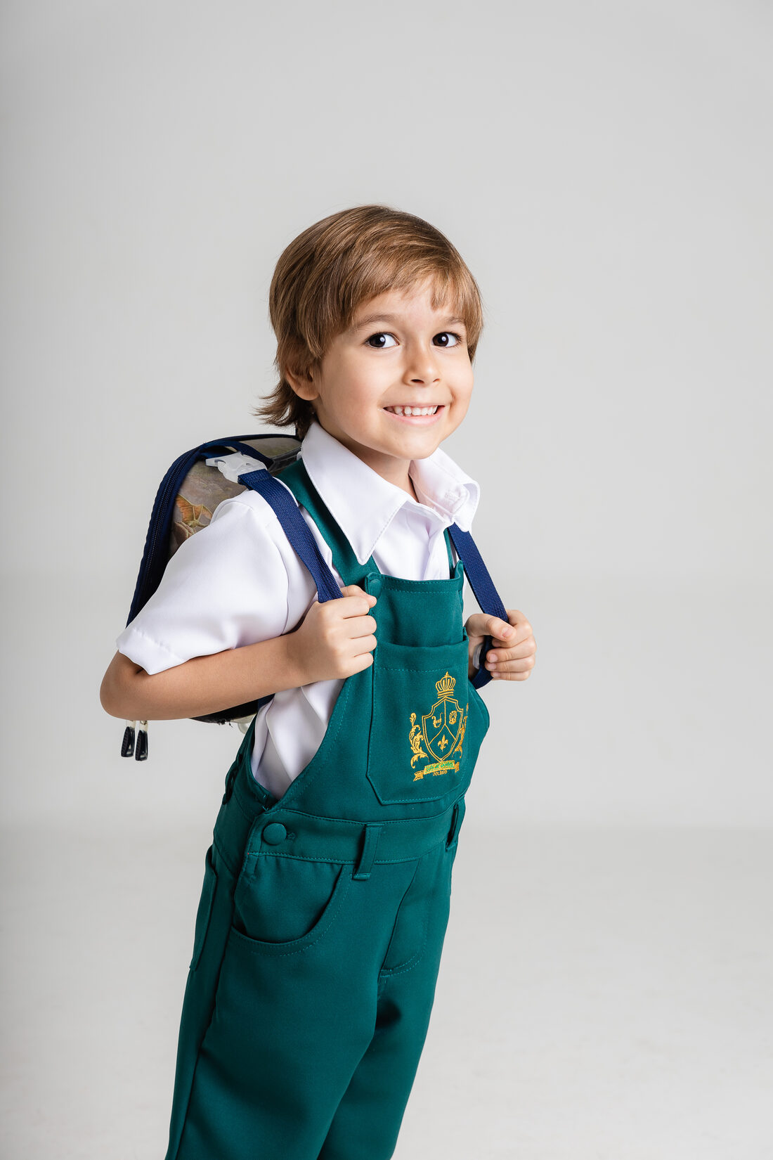 Aluno sorridente com mochila nas costas