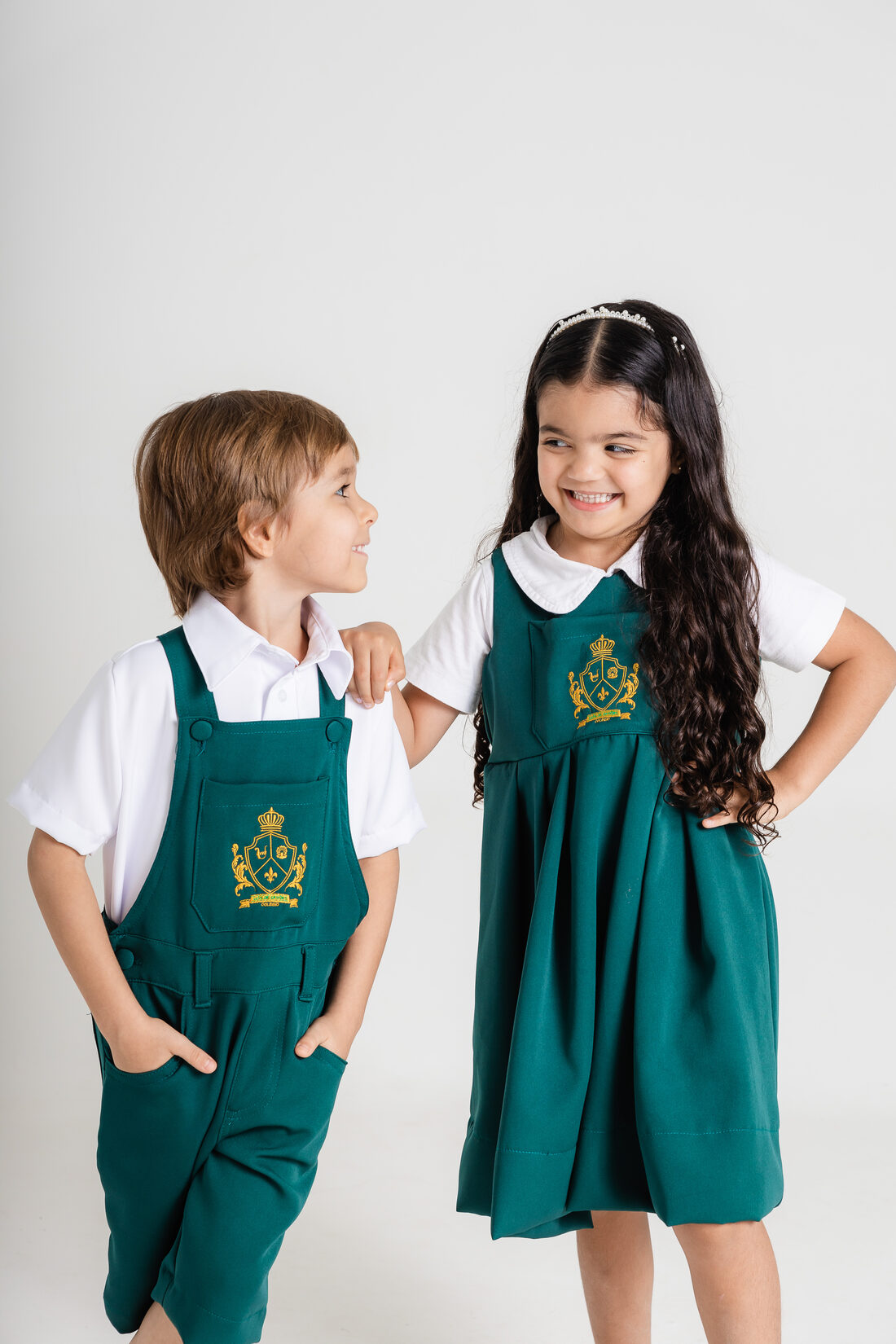 Dois alunos do Colégio Luís de Camões sorrindo um para o outro