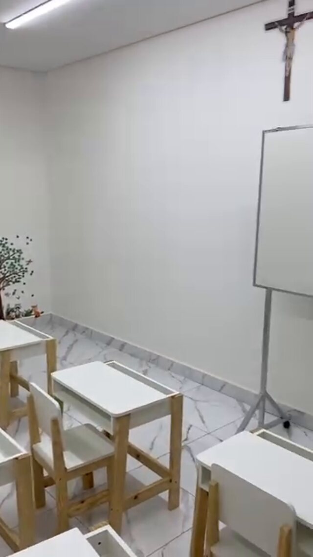 Parede da sala de aula com o alfabeto completo, apoio à alfabetização fônica